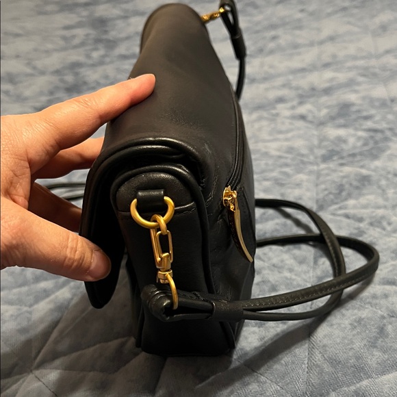 Stone & Co. Elegant Black Crossbody Bag - Picture 2 of 8